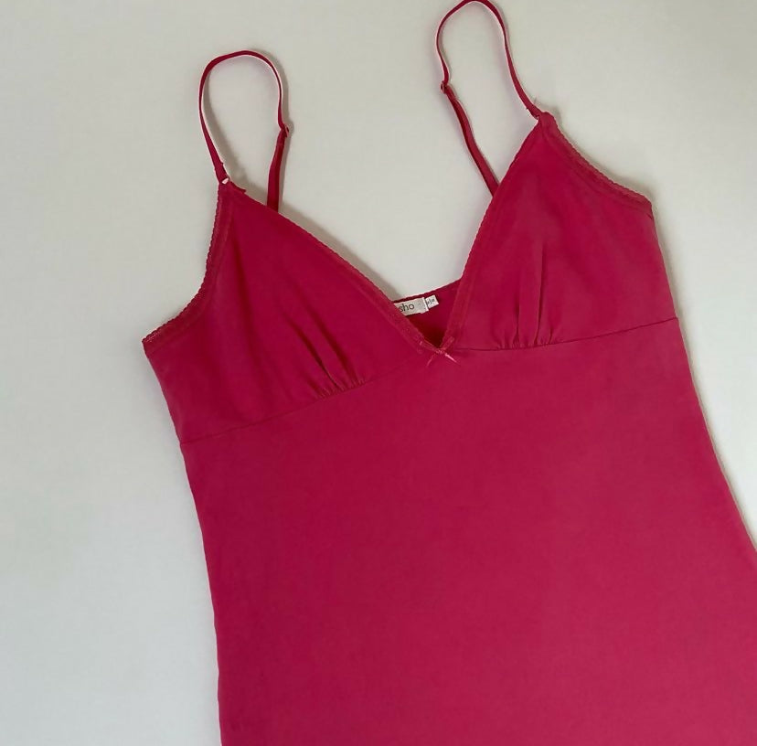 vestido fucsia con lazito