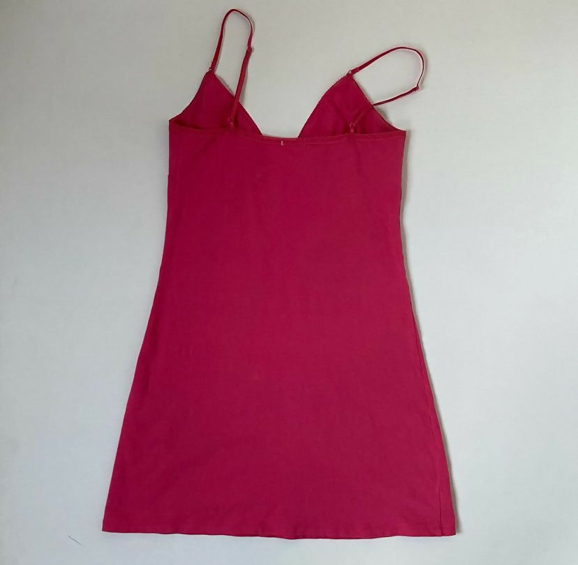 vestido fucsia con lazito